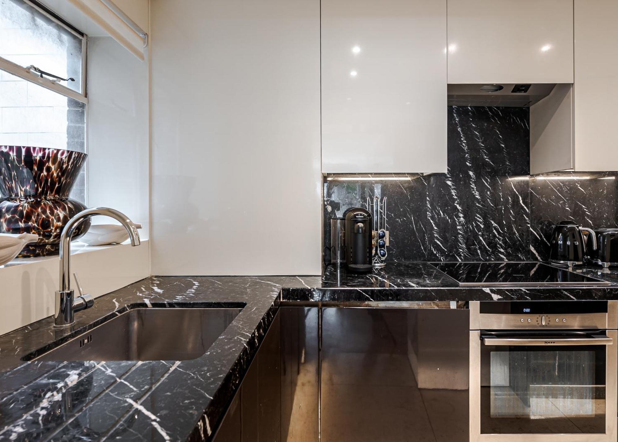Modern Knightsbridge Apartment With Balcony Overlooking Harrods Prime Location Лондон Экстерьер фото